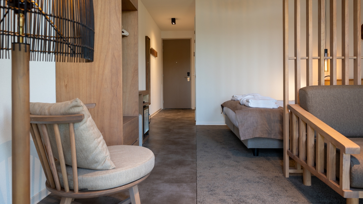 Lake View Hotel Room 2p