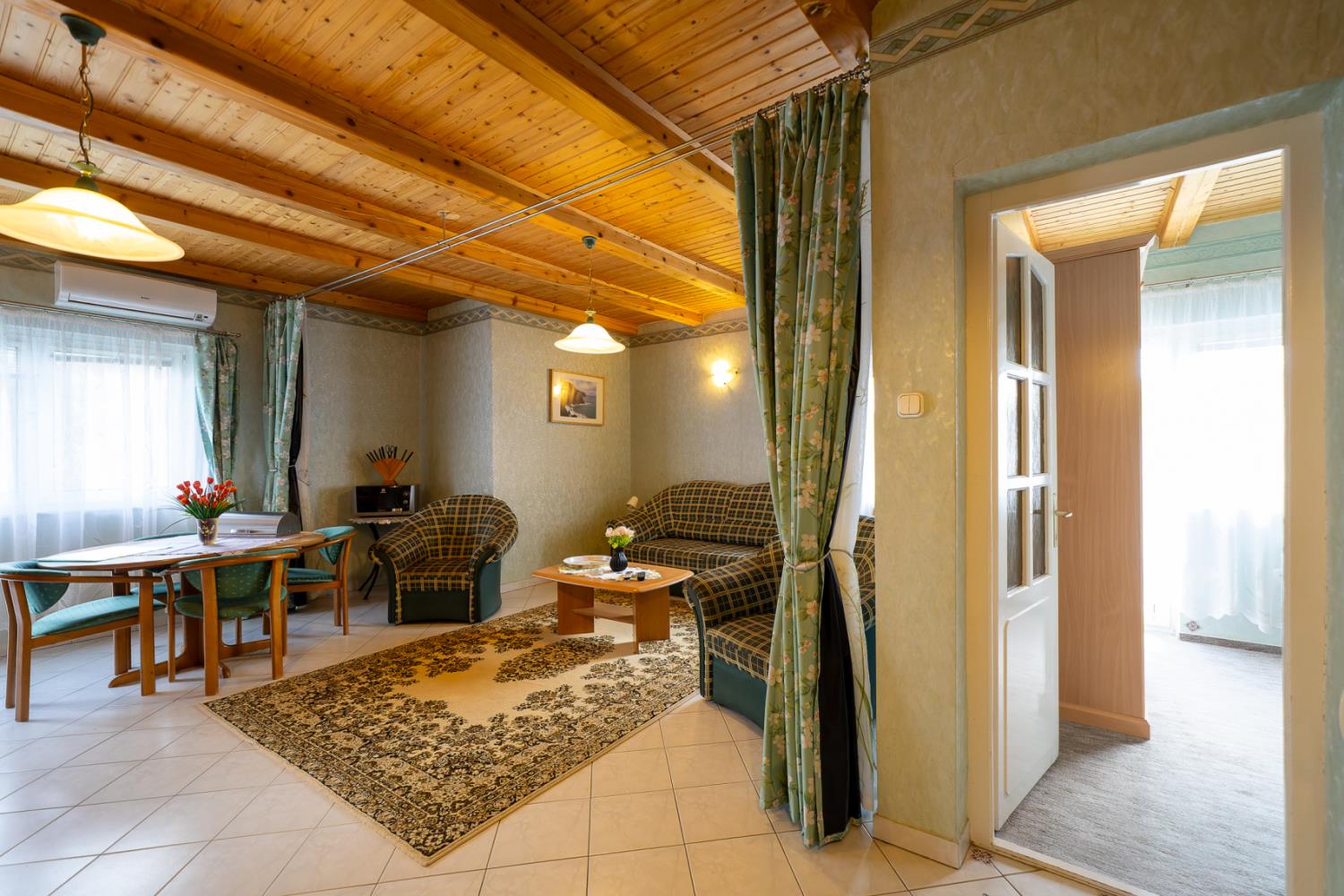 Pine Wood Apartment 8