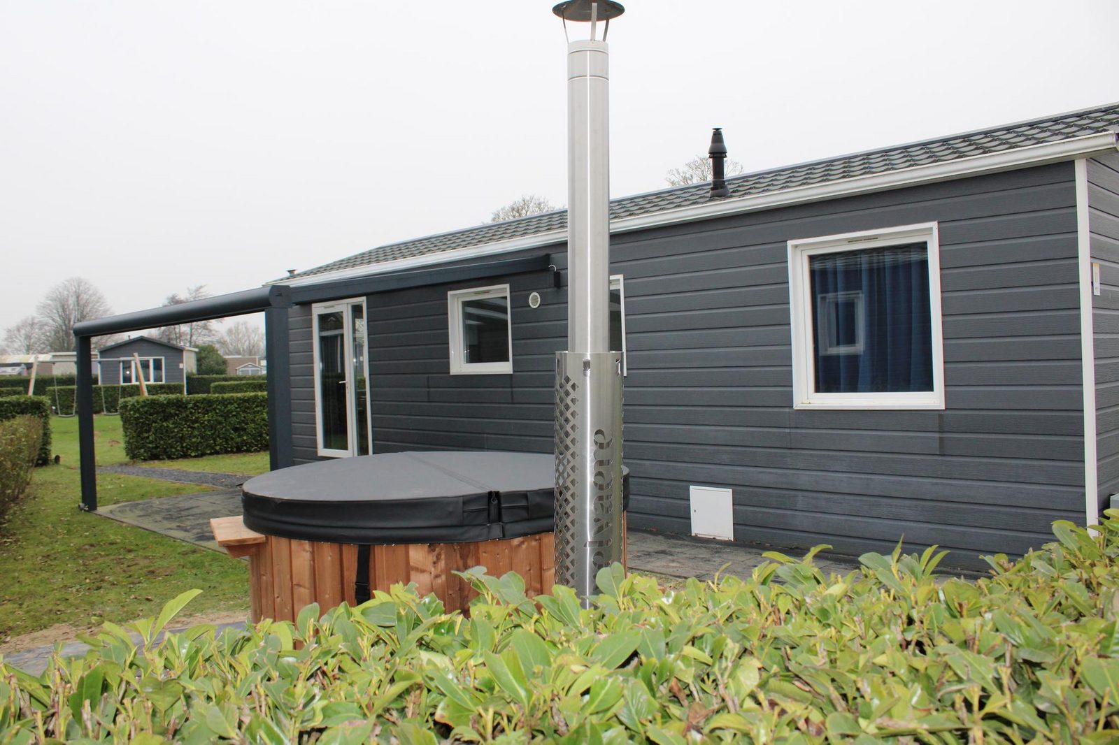Comfort chalet 4 persoons met Hottub type B op vakantiepark de Rhederlaagse Meren, Lathum