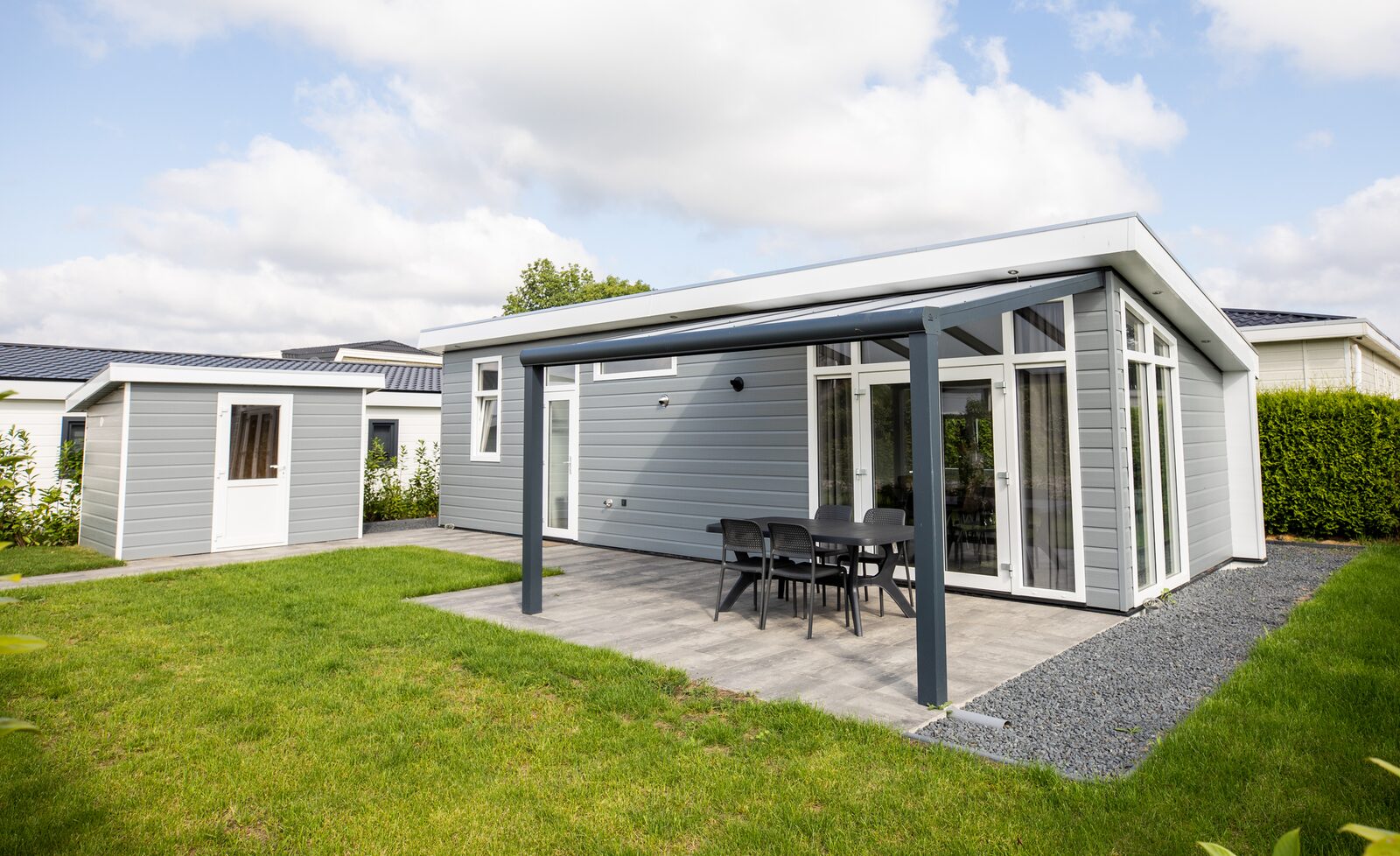 Moderne 4 persoons Lodge op vakantiepark de Rhederlaagse Meren, Lathum