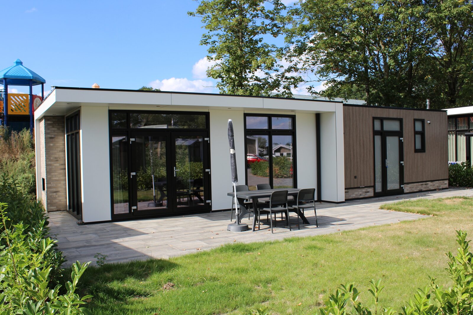 Moderne 4 persoons vakantiewoning de Luxe op vakantiepark de Rhederlaagse Meren, Lathum
